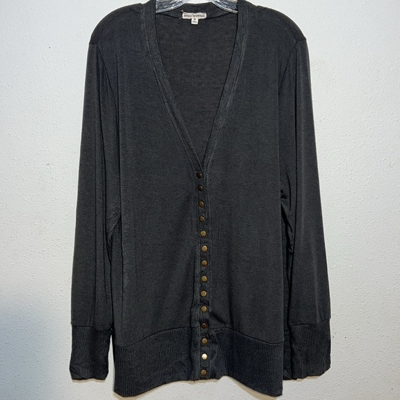 Zenana Outfitters Woman s Charcoal Snap Button Sweater Grunge Goth Size 3X - Picture 3 of 14